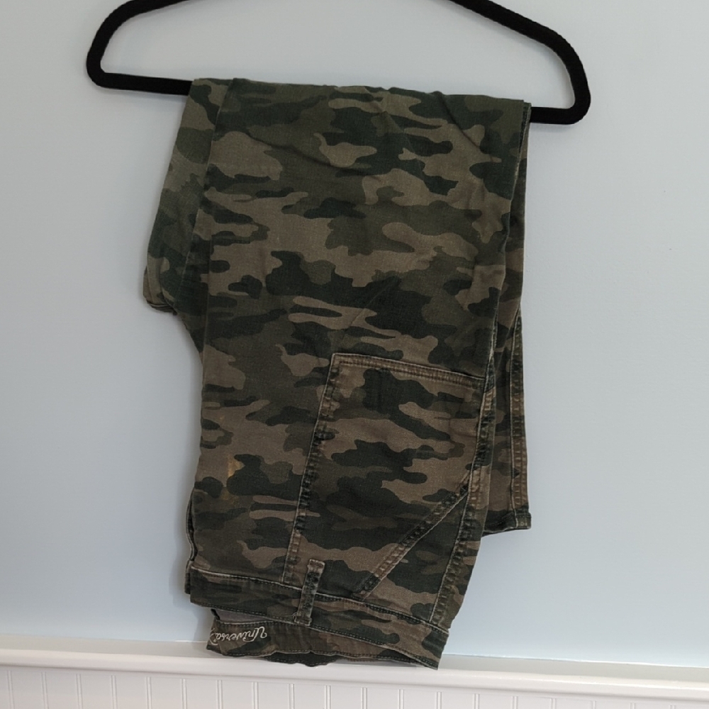 Universal Thread Camouflage Straight Leg Pants